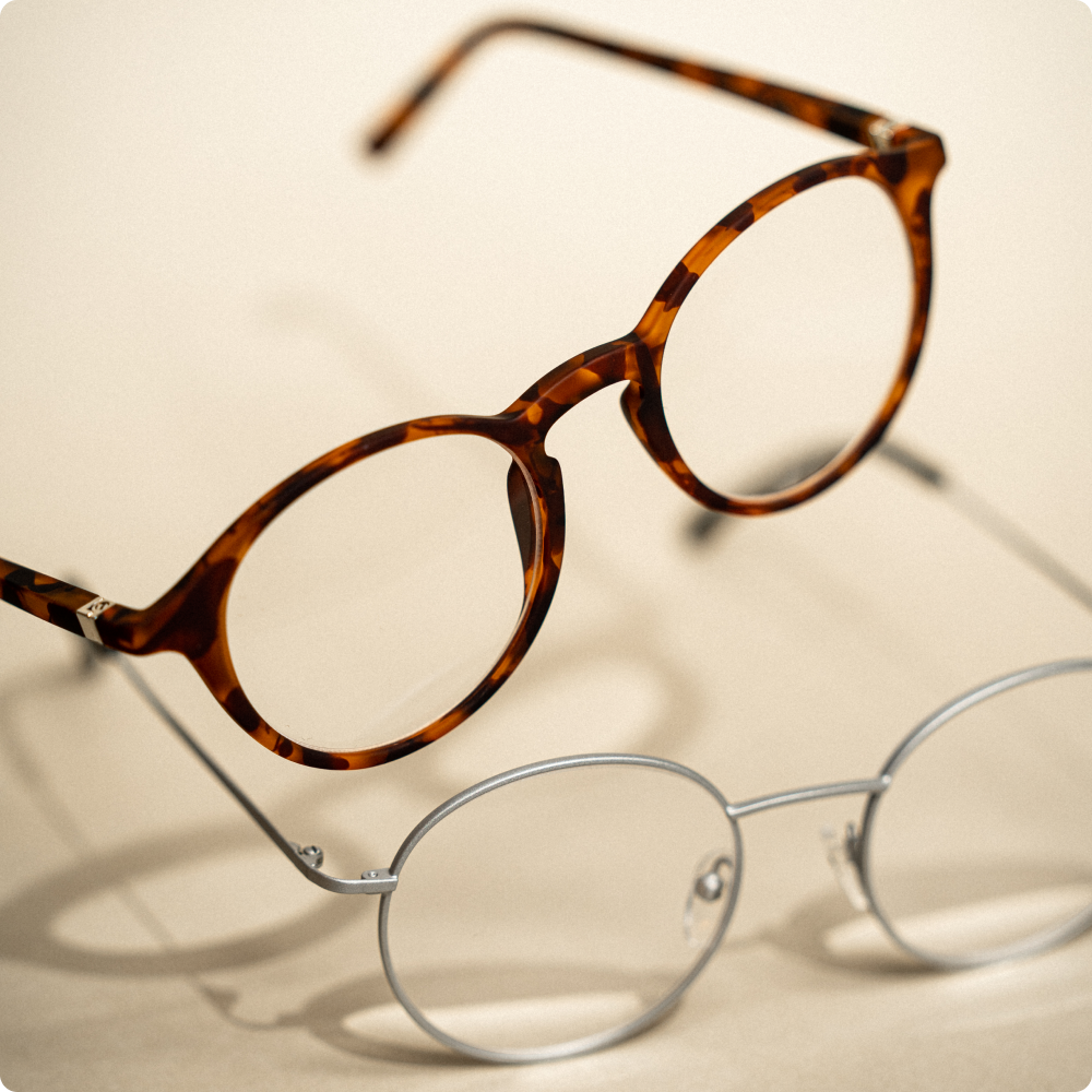 Een foto van twee leesbrillen op elkaar