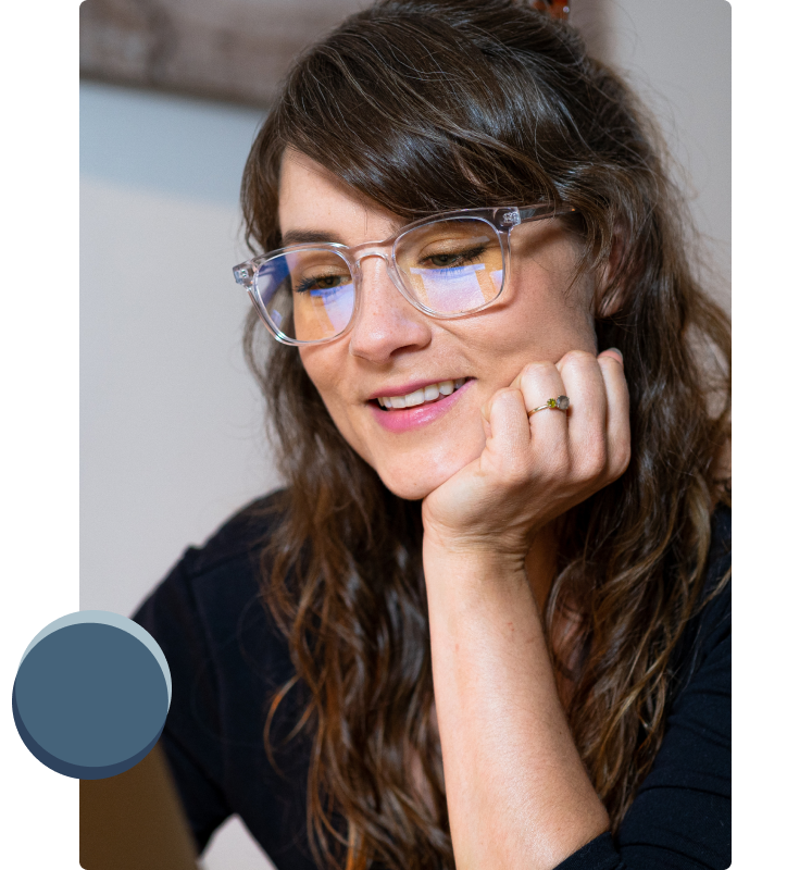 Een aantrekkelijke jonge vrouw met donker haar heeft een blauw licht bril op van Luxreaders