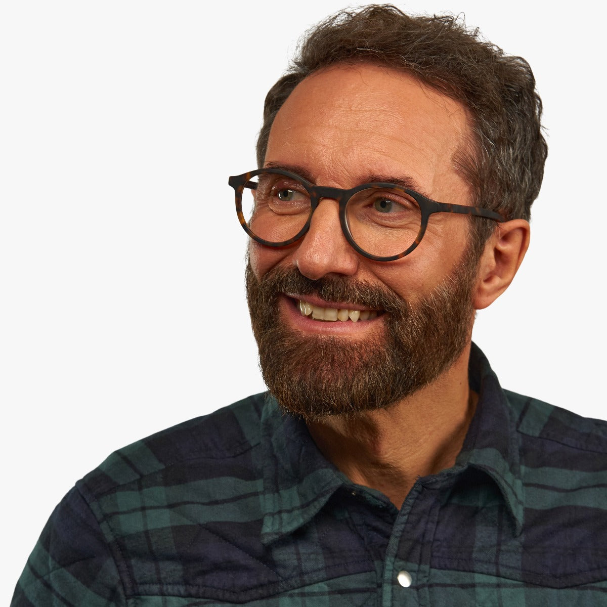 Person wearing Løkken Dark Turtle round reading glasses
