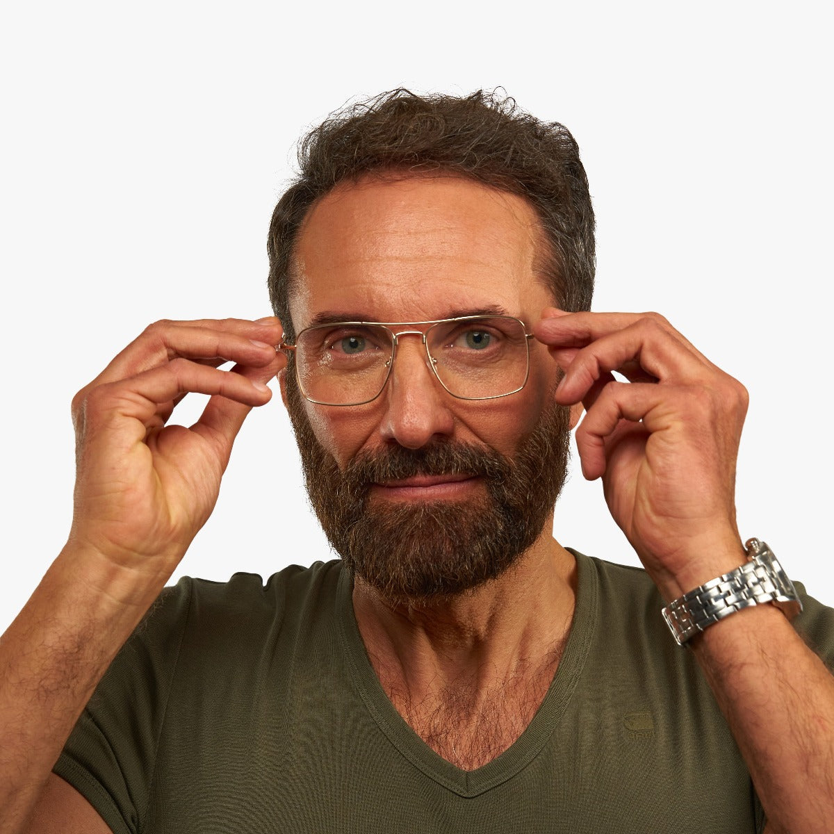 Person wearing Men's Lidköping Gold glasses