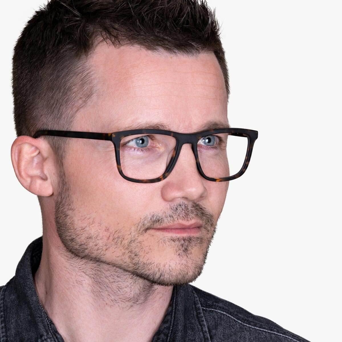 mens-oslo-dark-turtle_blue-light-glasses_male-model-1.jpg?v=1771428242&width=1200