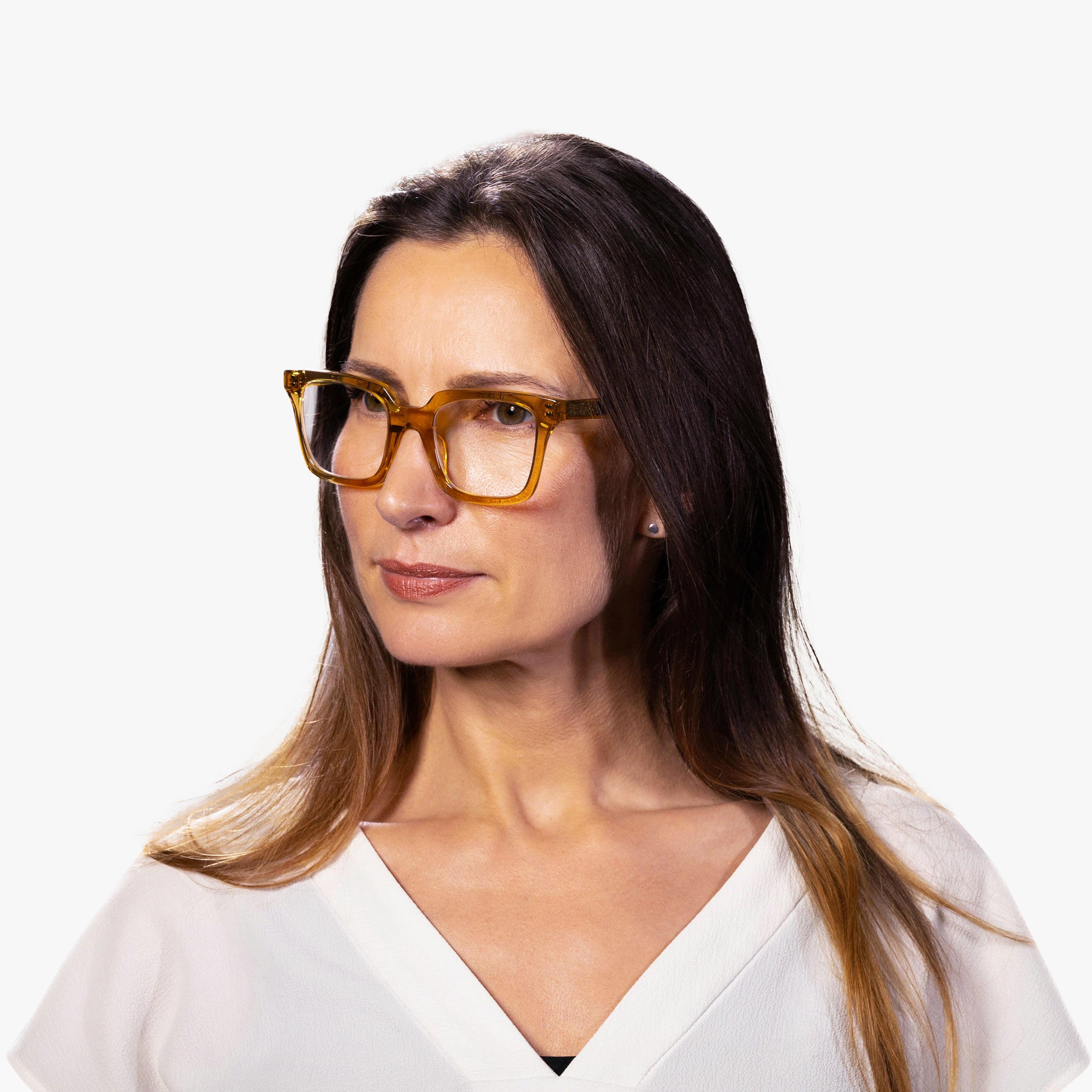 Person wearing Tisvilde Crystal Caramel reading glasses