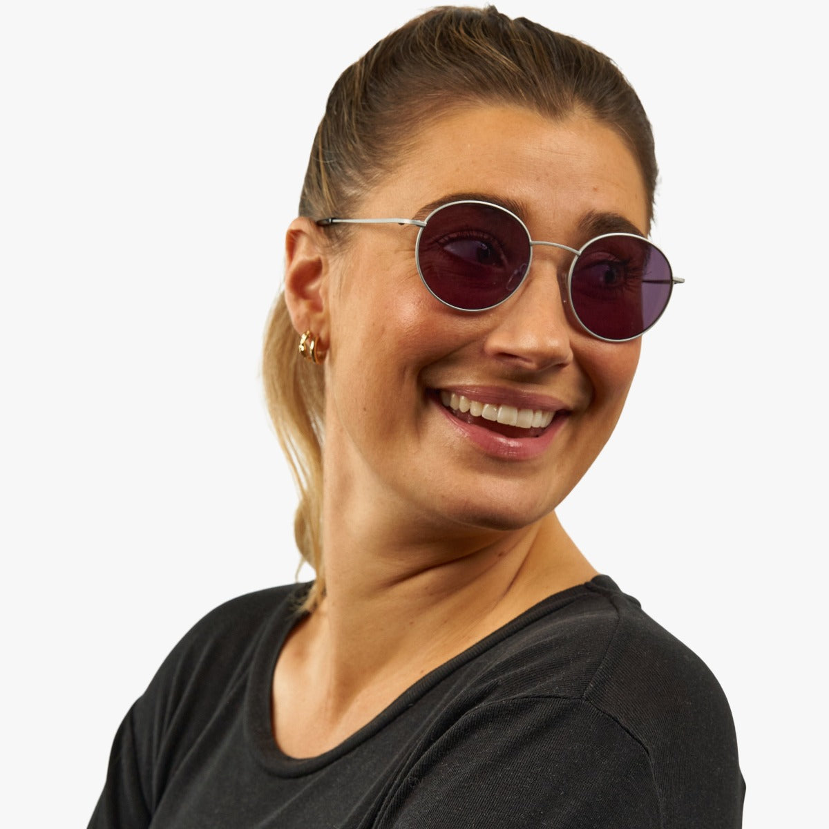 Person wearing Tromsø Steel round sunglasses