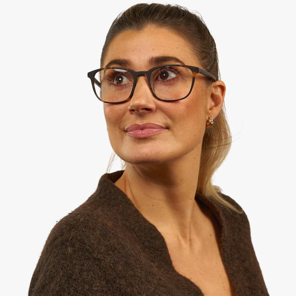 womens-ebeltoft-dark-turtle_blue-light-glasses_female-model-1.jpg?v=1771417081&width=1200