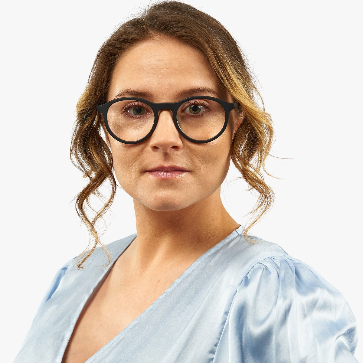 Person wearing Women's Løkken Black round glasses